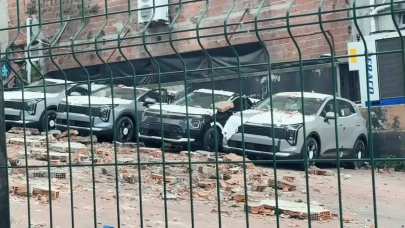 Kağıthane'de Duvar Çökmesi, 12 Yeni Aracın 30 Milyon TL Zarar Görmesine Neden Oldu!