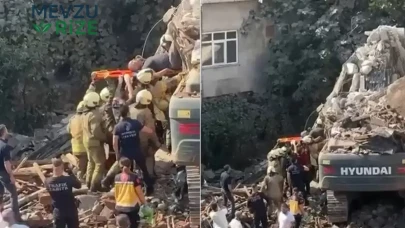 Küçükçekmece'de Yıkım Sırasında Bina İş Makinesinin Üzerine Düştü!