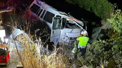 Aydın'da Tekne Konvoyu Sırasında Minibüs Devrildi: 1 Ölü, 2 Yaralı