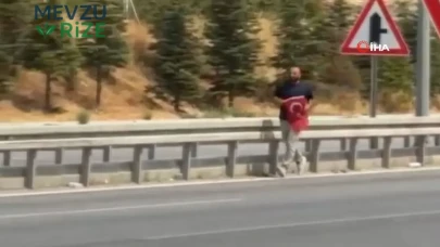 Sürücü, Yolda Düşen Türk Bayrağını Sahipleniyor!
