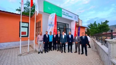 Vali Ahmet Karakaya Hizan'daki Kamu Yatırımlarını İnceledi! Gençlik Merkezi Hizmete Hazır, Yüzme Havuzu Yükseliyor