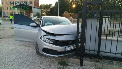 Bilecik'te Kontrolden Çıkan Araç, Bina Kapısına Çarptı: 1 Kişi Ağır Yaralandı, 4 Yaralı