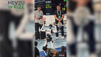 Pekin'deki Robot Yarışmasında Halteri Kaldırmaya Çalışan Robot, Dengesini Kaybederek Düştü!