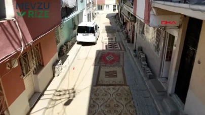 İzmir'de Bozuk Yollar Karşısında İlginç Çözüm: Sokaklara Halı Serildi!