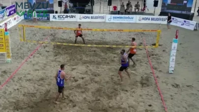 Hopa’da plaj voleybolu heyecanı sona erdi: Şampiyonlar kupalarını aldı
