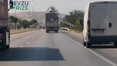 Afyonkarahisar'da Damperli Kamyon Yön Levhasını Devirerek Sürpriz Yarattı