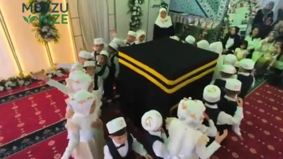 Mersin'den Umre'ye Giden Devlet Biberci Kabe Maketini Yanında Taşıdı
