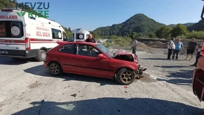 Zonguldak’ta otomobil kamyonete çarptı : Sıkışan sürücü hastaneye kaldırıldı