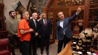 İsmail Kahraman, Rize Kültür ve Sanat Merkezi'nde İncelemelerde Bulundu