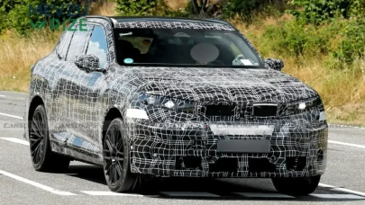 BMW'den 1000 beygirlik elektrikli canavar: Dört motorla pistin tozunu attırdı