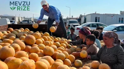 Kavunları Tüccara Satmak Yerine, Halkla Ücretsiz Paylaşan Tarımcı Dikkat Çekti!