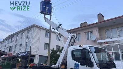 Mahallede Elektrik Direğinden Korkutucu Kıvılcımlar: Sakinler Panik İçinde!
