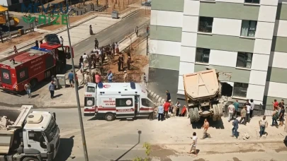 Korkunç Kaza: Kontrolü Kaybeden Kamyon, Evin İçi Duvarına Çarptı!