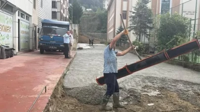 Güneysu'nda Fen Lisesi Yanındaki Yolda Beton Döküm Çalışmaları Başladı
