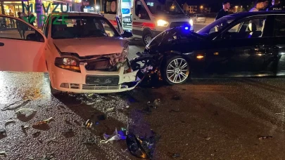 Otomobiller Çarpıştı: İki Kişi Yaralandı