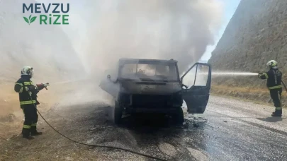 Denizli'de Seyir Halindeki Kamyonet Alev Alev Yandı