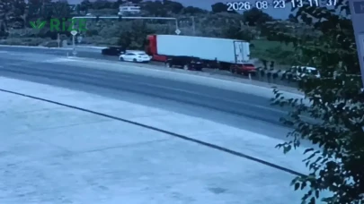 Antalya'da Tırın Arkasına Çarpan Araç Kullanılamaz Hale Geldi