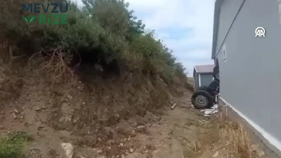 Freni Boşalan Traktör Sivas’ta Bir Evin İçine Girdi; Küçük Çocuk Yaralandı!
