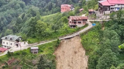 Çayeli’nde Heyelan Mağduru Mahalle Sakinleri Yolun Açılmasını Bekliyor