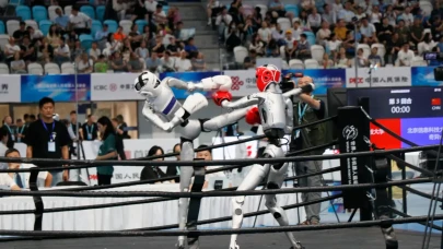 Çin'deki robot olimpiyatlarında nefes kesen anlar: Binlerce insansı robot Pekin'de hünerlerini sergiliyor