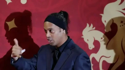 Ronaldinho: Brezilyalı Futbolun Efsanevi Yıldızı Hakkında BilgilerRonaldinho, 21 Mart 1980'de Brezilya'nın Porto Alegre şehrinde dünyaya gelmiş olan, futbol dünyasının en tanınmış ve sevilen isimlerinden biridir. Şu anda 43 yaşındadır. Hem teknik becerileri hem de sahadaki cüretkarlığı ile tanınan Ronaldinho, kariyeri boyunca birçok önemli başarıya imza atmış ve futbolseverlerin gönlünde taht kurmuştur.