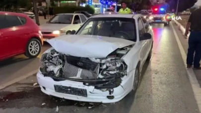 Uşak'ta Kırmızı Işıkta Bekleyen Araca Çarpan Otomobil, 1 Çocuk ile 3 Kişiyi Yaraladı!