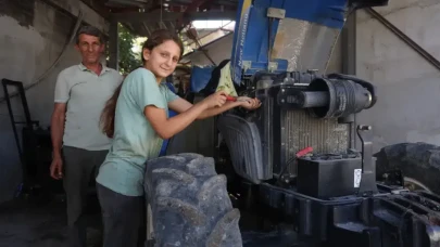 13 yaşındaki Ecrin babasıyla traktör tamir ediyor