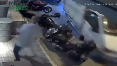 Isparta'da Büyük Tehlike: Kamyonet Esnafa Çarptı, Olay Kıl Payı Atlatıldı!