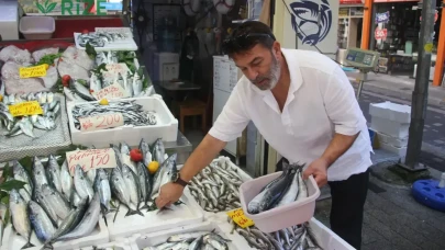 Balık fiyatları çakıldı: Hamsi 200, palamut 100 TL! Balık tezgahları doldu taştı.