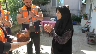 85 yıllık ömründe ilk kez yaşadı! Kapısını çalan ekipleri görünce gözlerine inanamadı