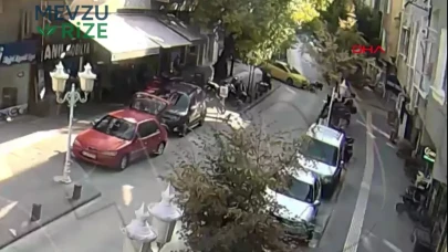 Ehliyetsiz Sürücünün Motosikleti Taksiye Çarptı: Kaza Anı Güvenlik Kamerasında Kaydedildi