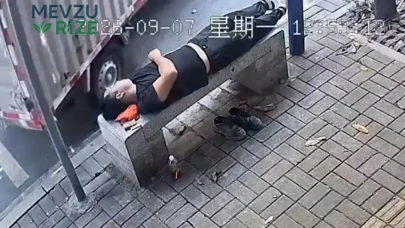 Bankta uyuyan kişi, üzerine düşen tabeladan kıl payı kurtuldu