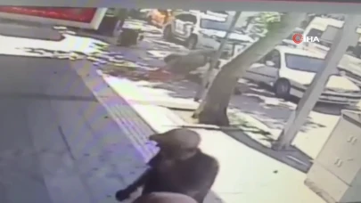 Otomobilin kapısına çarpan motosikletli yaralandı