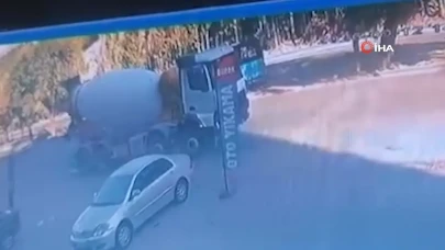 Ankara'da beton mikserinin otomobile çarptığı kaza kamerada