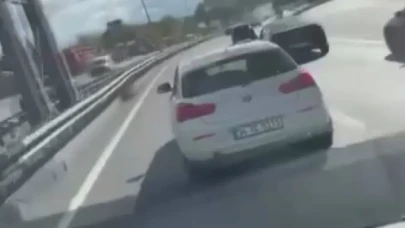 Siren ve anonsları duymamazlıktan geldi: Dakikalarca ambulansa yol vermeyen sürücü kamerada