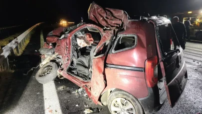 Aydın'da feci kaza ! Tırla çarpışan hafif ticari araçta 3 kişi hayatını kaybetti