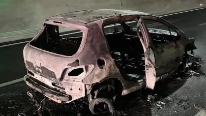 Ayvacık'ta Troya Tüneli'nde Otomobil Yangını: Araç Küller İçinde Kaldı