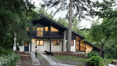 Belfountain House, 1970’lerin dağ evini yamaca yayılan bir konuta dönüştürüyor
