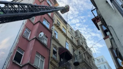 Beyoğlu'nda 6 katlı restoranda yangın çıktı : Ekipler çatıdan müdahale etti