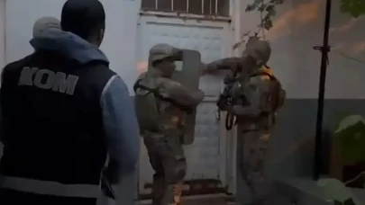 Bitlis'te sosyal medya operasyonu : Suç örgütünü öven 3 şüpheli tutuklandı