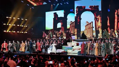 Esed karşıtı duruşuyla tanınan Suriyeli müzisyen Assala, 15 yıl aradan sonra Şam'da binlerce hayranının katıldığı bir konser verdi