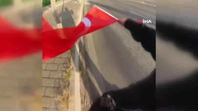 Eskişehir'de Türk Bayraklarını Kaldıran Kuryenin Anlık Görüntüleri Kaydedildi!