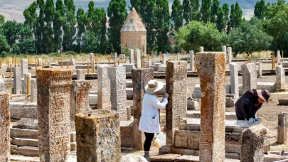 "Gevaş Selçuklu Mezarlığı'nda Yeni Taş Ustası İzleri Keşfedildi"