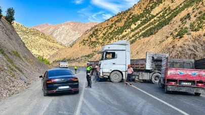 Hakkari'de tır kontrolden çıkıp bariyerlere çarptı