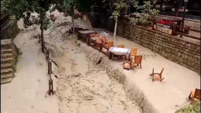 Hatay'da Şiddetli Yağışlar Rüzgarı Değiştirdi: Dereler Taşarak İşletmeleri Su Altında Bıraktı!