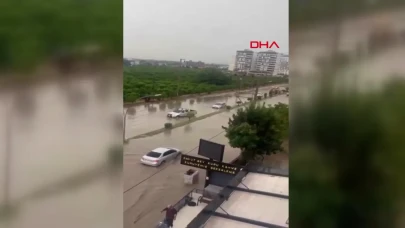 Hatay'da şiddetli sağanak: Vatandaşlar araçlarında mahsur kaldı