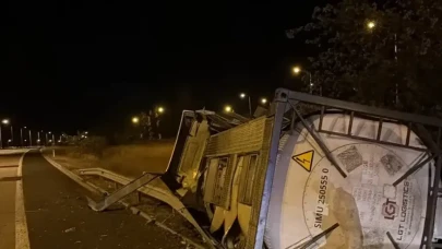 Havsa'da kimyasal madde yüklü tır devrildi: Sürücü yaralandı