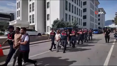 Hırsızlık şüphelilerine adliye önünde ailelerinden tepki: Hakaret edip, tükürdüler