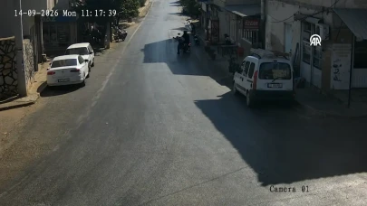 İzmir’de Motosiklet Yaya ile Çarpıştı: Ödemiş'te Kaza Anları Kayıtlara Ge geçti