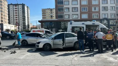Kayseri'de iki otomobil çarpıştı: 2 kişi yaralandı